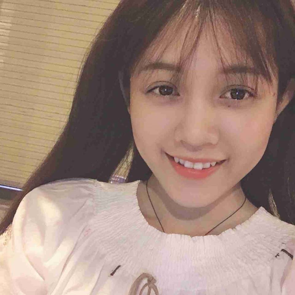 Ảnh Gái Xinh Mặc Chân Váy Vẻ Đẹp Tự Nhiên Chạm Đến Trái Tim Người Xem